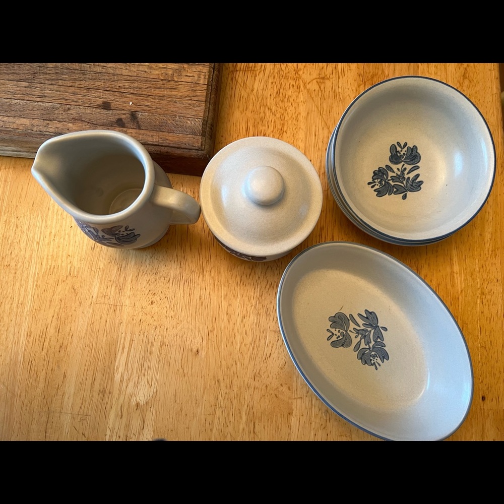 Vintage pfaltzgraff Yorktowne sugar bowl and creamer pitcher, small bowls